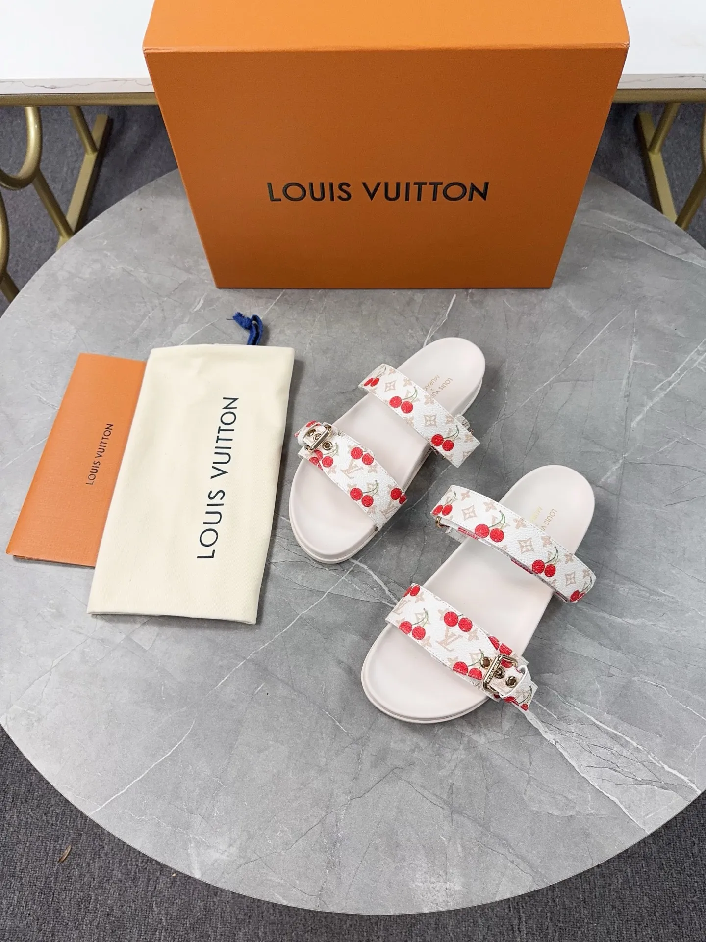👟👟Ex-factory price 400👟👟 LV2025 spring and summer new slippers🌟The belt buckle is adjustable and elastic design, full of beach style, original molded LV metal logo decoration, fashionable and beautiful, super versatile🤳🏻Cow leather upper/custom imported jacquard fabric/original old flower leather material, water-dyed sheepskin lining (water platform + rubber sole) three-layer combination outsole 🔶Size: Female 35-43 Male: 38-46
